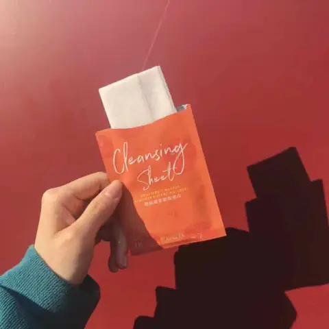 Front view of Focallure cleansing sheet makeup remover in a light blue single-use packet.